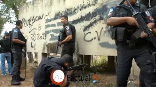 Desespero de moradores saindo para o trabalho dentro de uma comunidade no R.J. no meio do tiroteio.