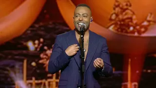 شوفتني وأنا بنسى  هيقول ولا يوم من أيامي وليه سيبته يروح    تامر عاشور   موسم جدة  دندنها