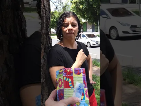 Ela teve que escolher entre um presente misterioso e apenas 2 reais… 😱🎁💸 #curiosidades #shorts P1