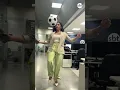 Download Lagu Apresentadora do jornal surpreendeu o público na embaixadinha de futebol #sbt