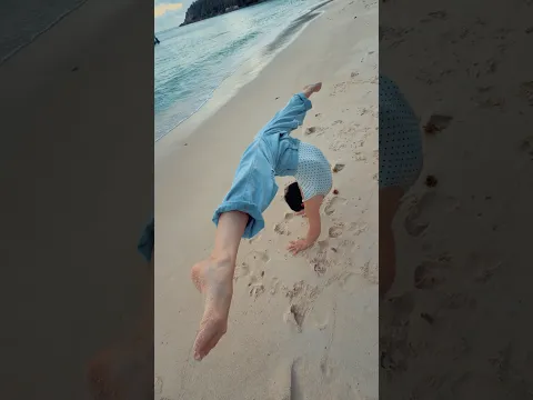 Too lazy to explain myself. Just judge me💅🏻 #handstand #seychelles #calisthenics #beach #dance