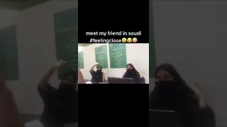 سعوديات في وزارة الصحة يشبكهم هندي وهم يضحكون 