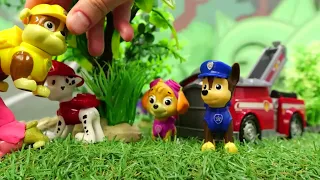 Des jouets en danger sur un pont cassé. Mission de sauvetage