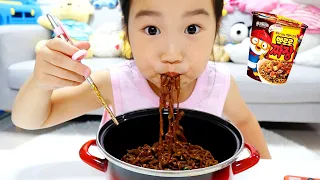 Boram e Conan Aprendem a Cozinhar Macarrão Preto para Crianças