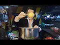 Lagu Kleed je goed, geen drama, pittige salade van Kong Saran, Udon Thani Railway Market, Thailand