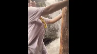 أجمل روتيني اليومي تحت شلال بدون ملابس داخلية نار 