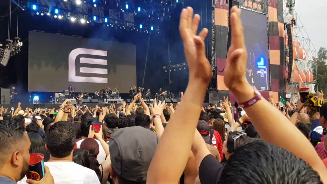Slam Vive Latino - Los Estrambóticos / Soñar contigo. Slam Vive Latino - Los Estrambóticos / Soñar contigo.