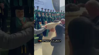 مقطع  حزين  خريج  يبكي  على  امة دندنها