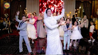 رقصة العروسه ساسو  أصغر خاله وعمه  مع اولاد اخواتها لتخرجهم من حالة البكاء دندنها
