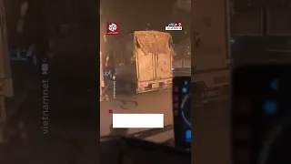 دوي الانفجار سمع من مسافات يعيدة   لحظات مروعة لانفجار صهريج غاز بعد اصطدامه بحاجز لتحديد الارتفاع دندنها