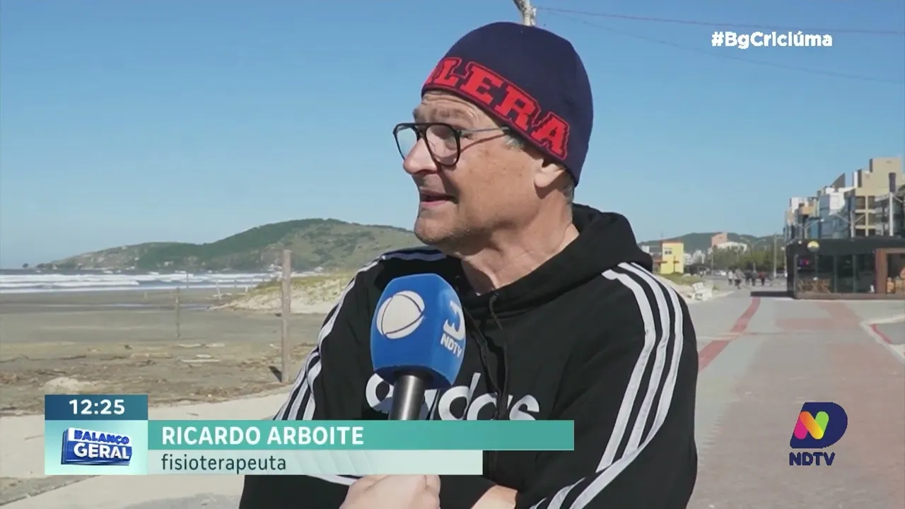 Ressaca do mar causada por ciclone deixa entulhos em Laguna
