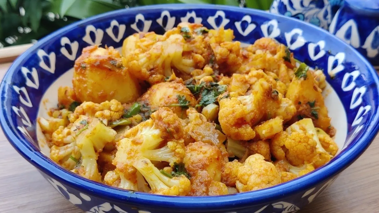 Aloo Gobi Ki Sabzi by Cooking With Asifa - This recipe is a favourite!  - Aloo gobi banane ka tarika