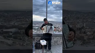 جورجي يعزف النشيد الوطني اليمني أثناء تواجدي في جبال سييرا دي غواداراما شمال مدريد إسبانيا 