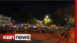 Dënimi i ish-krerëve të UÇK-së| Protestë madhore në Prishtinë, valëvitet mbi turmë flamuri kuq e zi