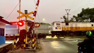 rusak palang pintu unik perlintasan kereta api keboharan kota serang di malam hari