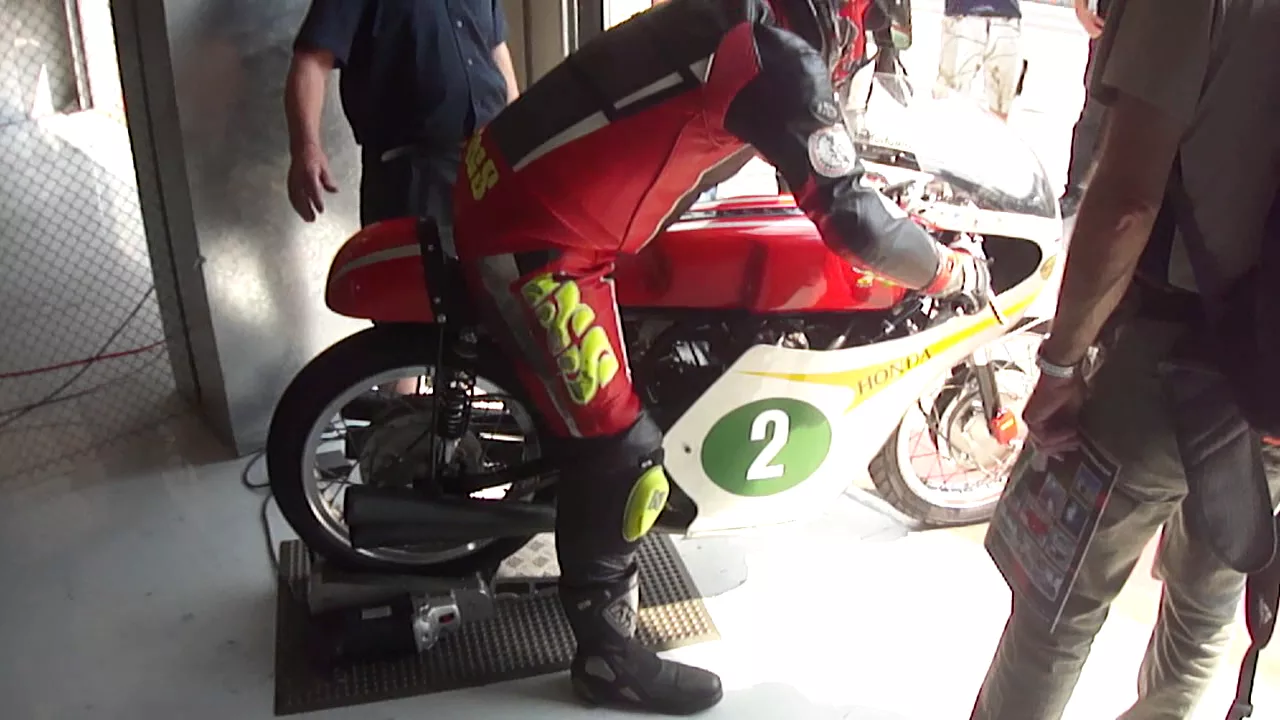 Bruno Kneubühler and Honda RC162R - so much noise from just a quarter liter engine [classic racing]