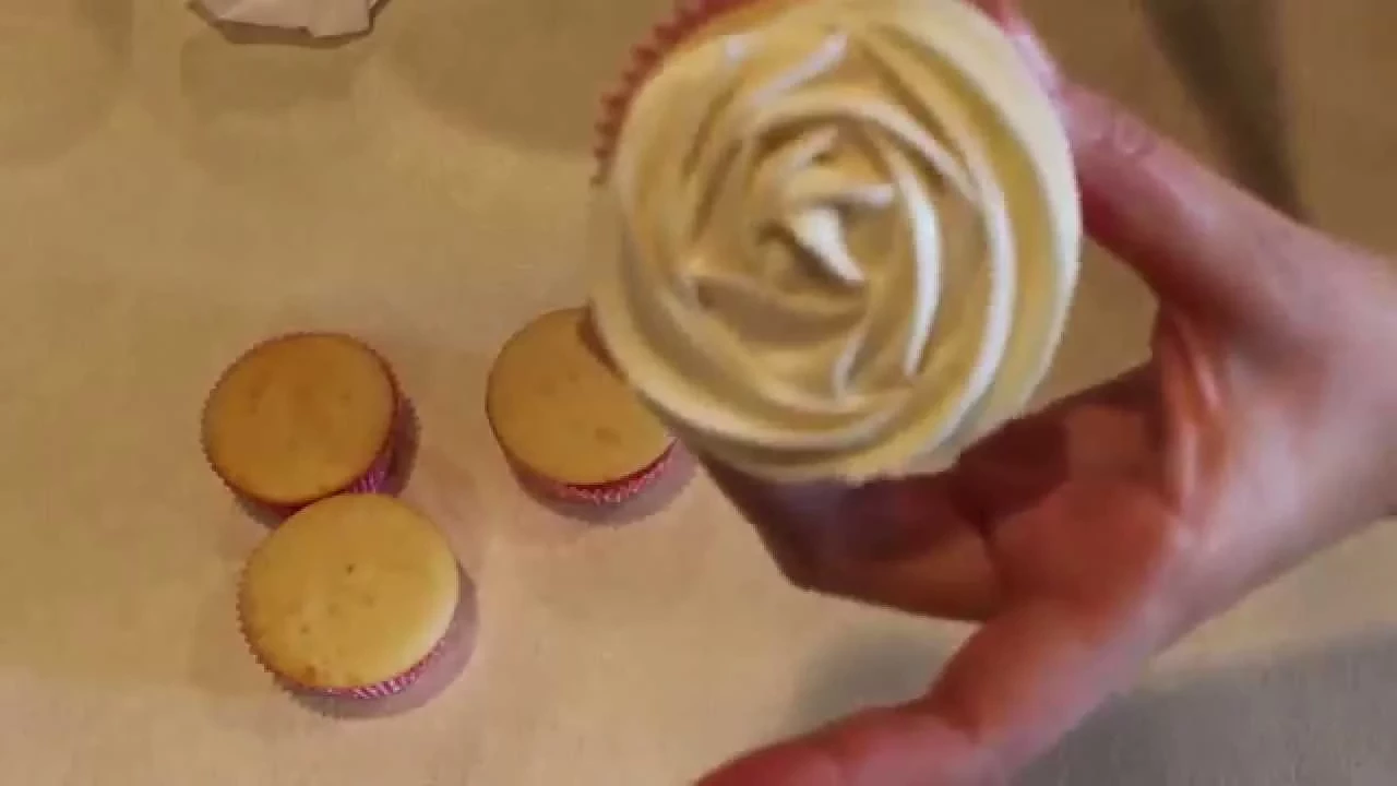 COMO DECORAR CUPCAKES COBERTURA DE CREAM CHEESE