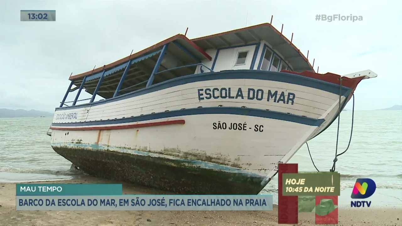 Barco da Escola do Mar, em São José, fica encalhado na praia