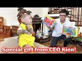 Download Lagu Lala is verrast en blij met de vele cadeaus van CEO Kien!