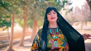                                                                            شابة يمينة وينك مقبل  دندنها