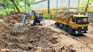 Máy Xúc Cỡ Nhỏ, Xe Ben, Xe Đầu Kéo Làm Việc Ngoài Trời, Xung Quanh Là Nhà Mô Hình, Núi Đồi Cây Cầu