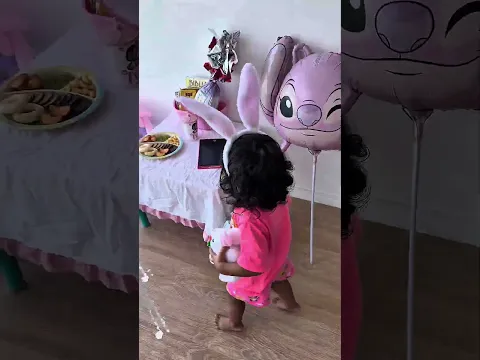 Primeira vez da Ivy comendo ovo de Páscoa - Será que gostou?