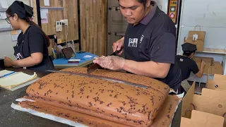 Castella Chocolate Jiggly Cake Cutting