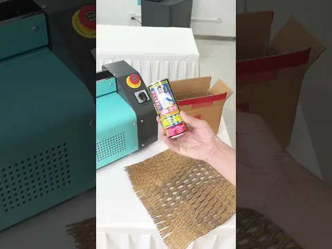 Geben Sie das billige Abladen übrig gebliebener Kartons an Recycler auf. Ein Kartonzerkleinerer-Expander macht praktisches Polsterpapier aus ungenutzten Kartons.