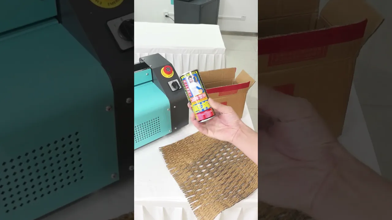 Geben Sie das billige Abladen übrig gebliebener Kartons an Recycler auf. Ein Kartonzerkleinerer-Expander macht praktisches Polsterpapier aus ungenutzten Kartons.