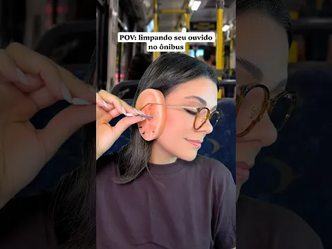 POV: limpando seu ouvido no ônibus #asmr #asmrsounds #humor #comedia #shorts