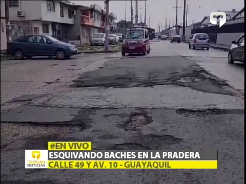 Esquivando baches en La Pradera calle 49 y av. 10 -Guayaquil