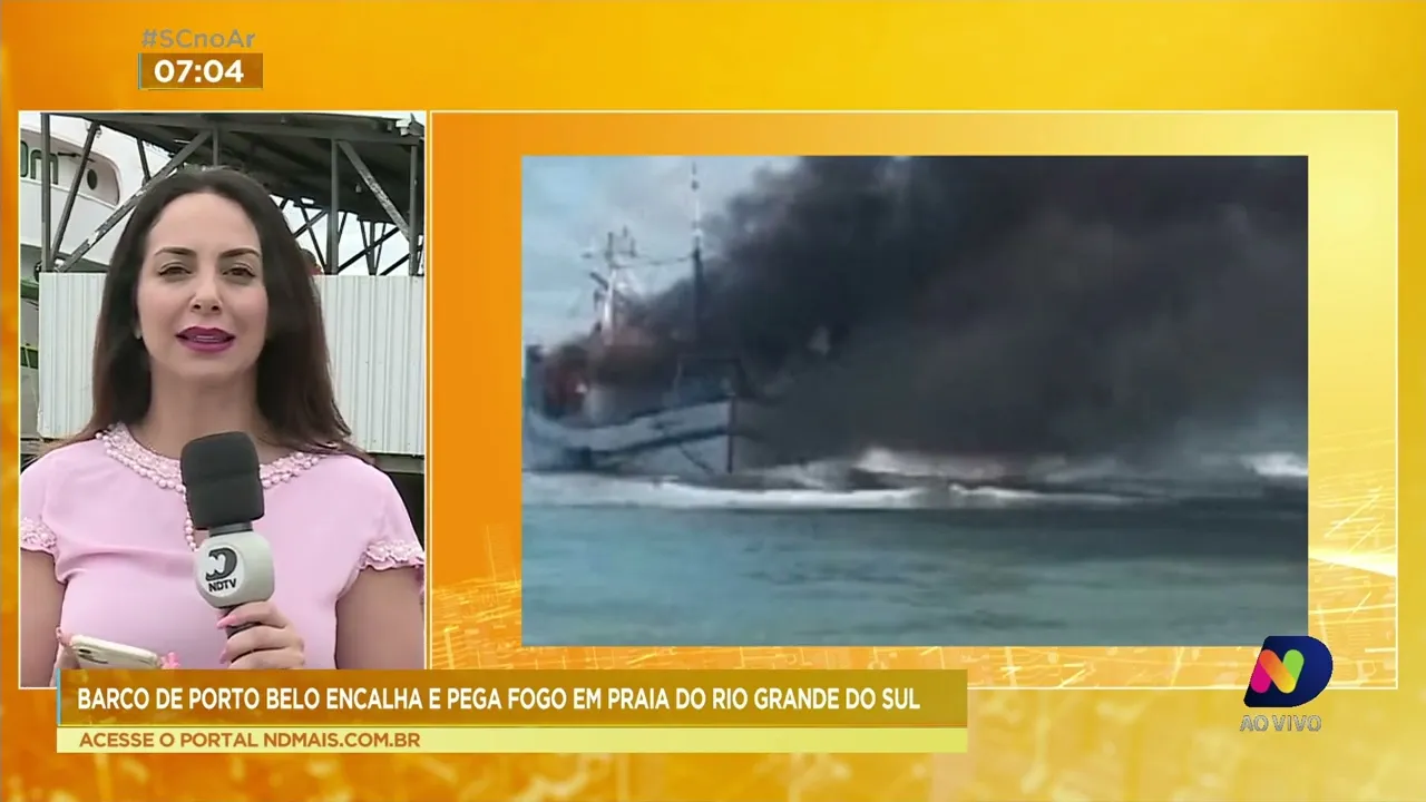 Embarcação de Santa Catarina encalha e pega fogo em praia do Rio Grande do Sul no fim de semana