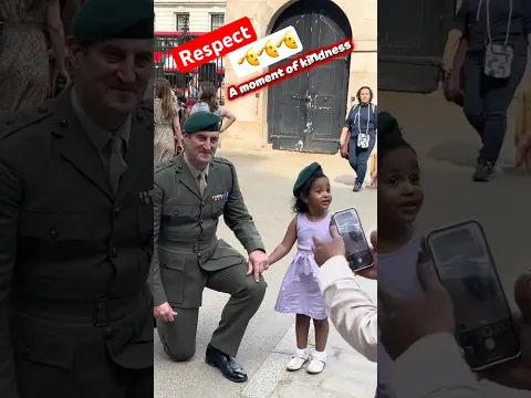Kindness in a simple gesture❤️ #horseguardsparade #tourist #kingguard