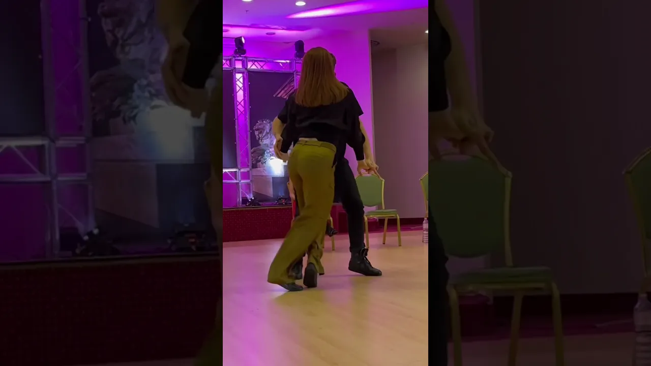 A moment for ✨blues✨ and fun footwork!