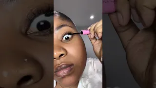 ما الذي يحدث عندما تدخل الماسكارا في العين 