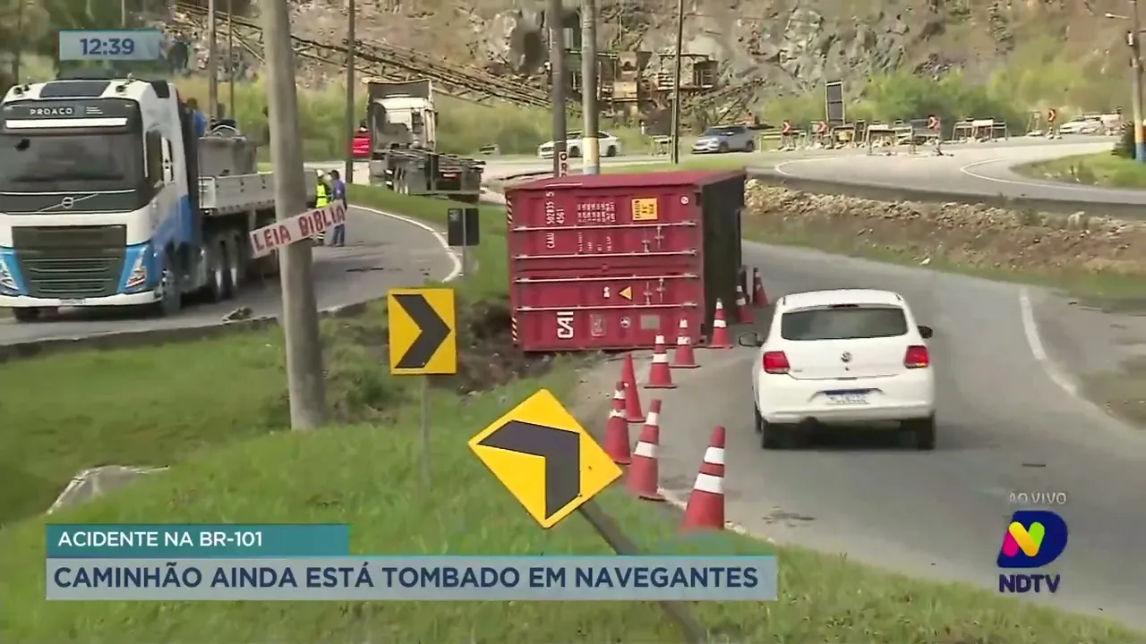 Caminhão está tombado na BR-101, em Navegantes