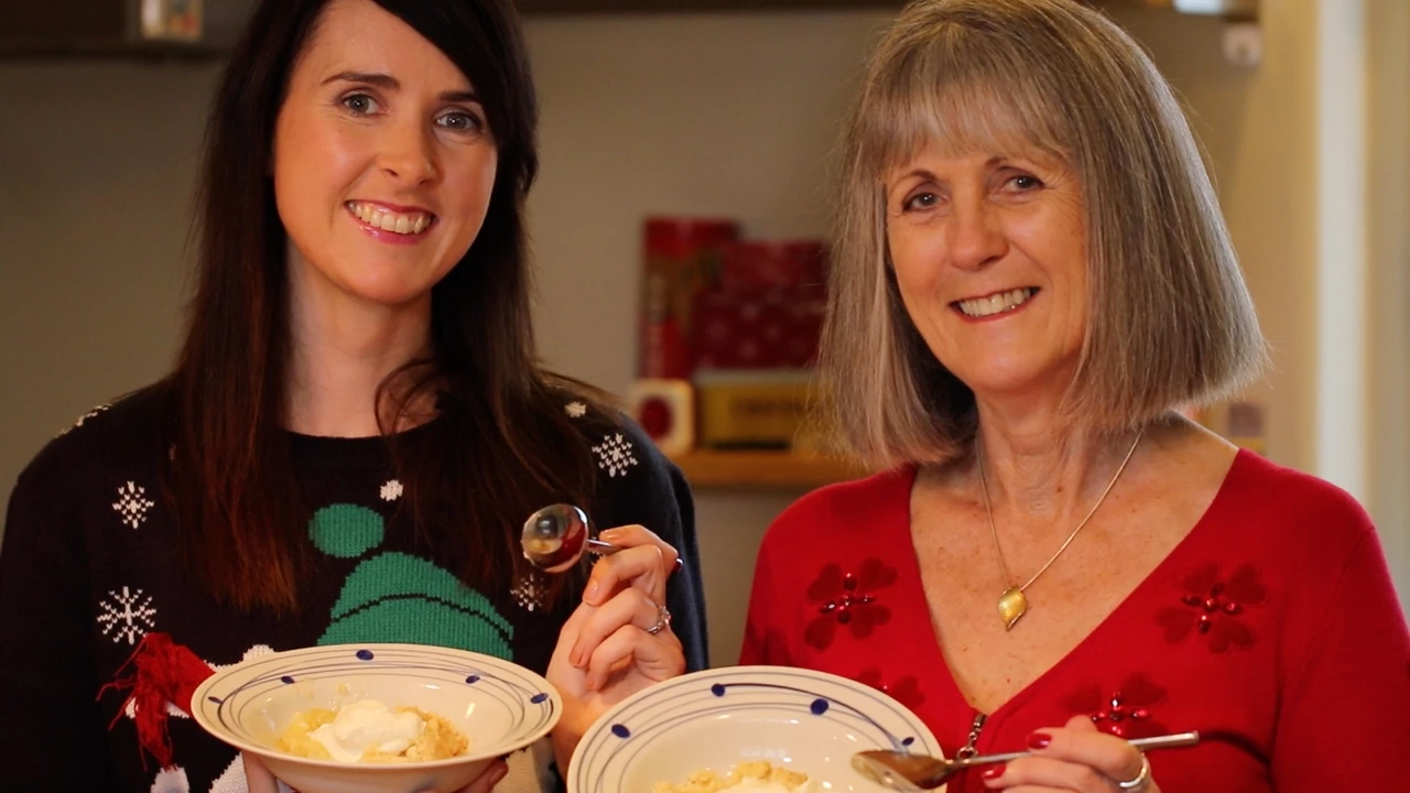 Irish Apple Crumble (Baking with My Mum in Ireland for Christmas) - Gemma