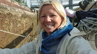 S2 Ep.8 Trapped in the lock and Lee catches his first fish!