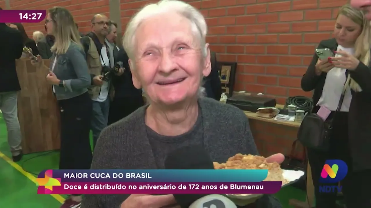 Maior cuca do Brasil: doce é distribuído no aniversário de 172 anos de Blumenau
