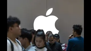 Apple Falls as MoffettNathanson Downgrades on High Valuation