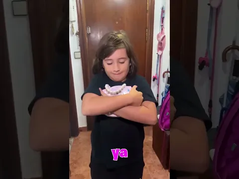 MI SOBRINA ESCONDE ALGO MISTERIOSO en EL BOLSO 🤔😮