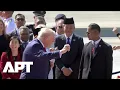 Download Lagu VOLLEDIG | Trump danst met Maleisische kinderen op de luchthaven van Kuala Lumpur | ASEAN-top 202... Download Lagu VOLLEDIG | Trump danst met Maleisische kinderen op de luchthaven van Kuala Lumpur | ASEAN-top 202...