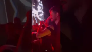 اسماء جلال والممثل أمير المصري خلال حفلة عمرو دياب في الجونة 