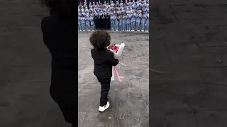 تخرج 2025 طفل يهدي أمه باقة ورد يوم حفل تخرجها حفلات تخرج جامعة العراق امي الرياض جامعه العراق 