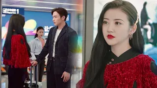 تشعر بالغيرة عليه عندما يتحدث مع نساء اخريات و لكنها تتظاهر بعدم الاهتمام راتان 