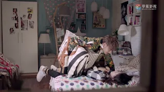 يجبر مساعدته علي العيش معها مشهد من المسلسل الرومانسي الموسيقي ألمع نجم في السماء مترجم 