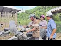 Download Lagu Yen Chi's foster father helped her bring home a roll of net to block chickens
