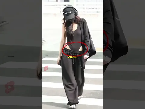 Jennie seems to be a big fan of this style of top!!🩱💯 #blackpink