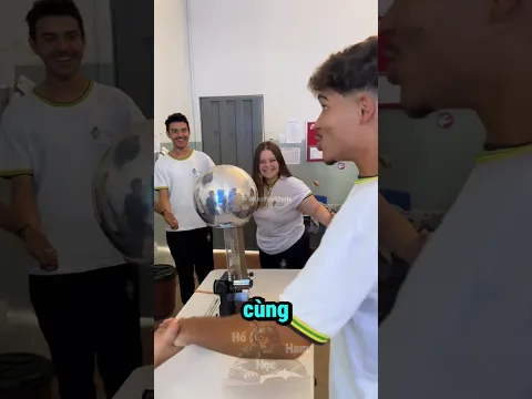 Bạn Có Muốn Thử Chạm Vào Quả Cầu Này Không? 🤔