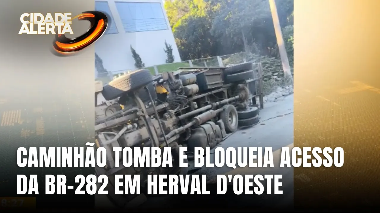 Caminhão carregado de cimento tomba e fecha acesso à BR-282